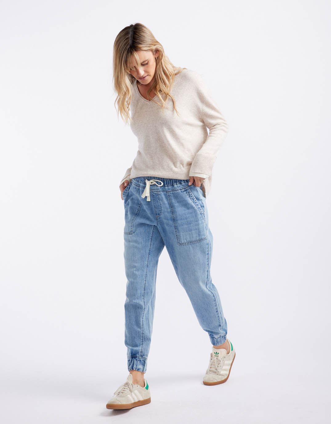 White & Co. Weekend Utility Pants (Mid Wash)