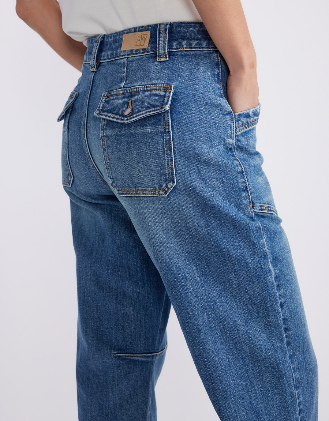 White & Co. Saskia Stretch Cargo Barrel Jean (Mid Wash)