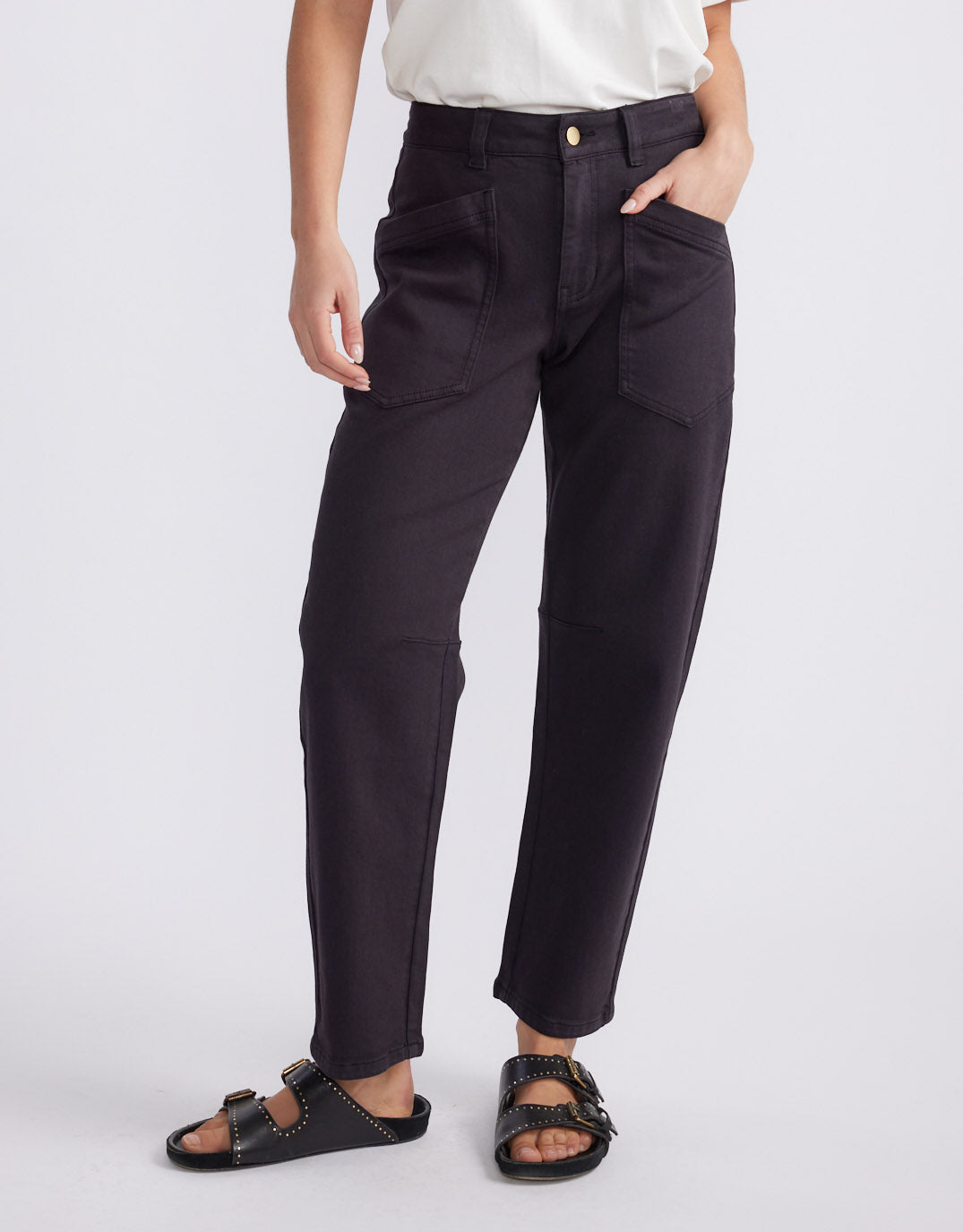 White & Co. Saskia Stretch Cargo Barrel Jean (Washed Black)