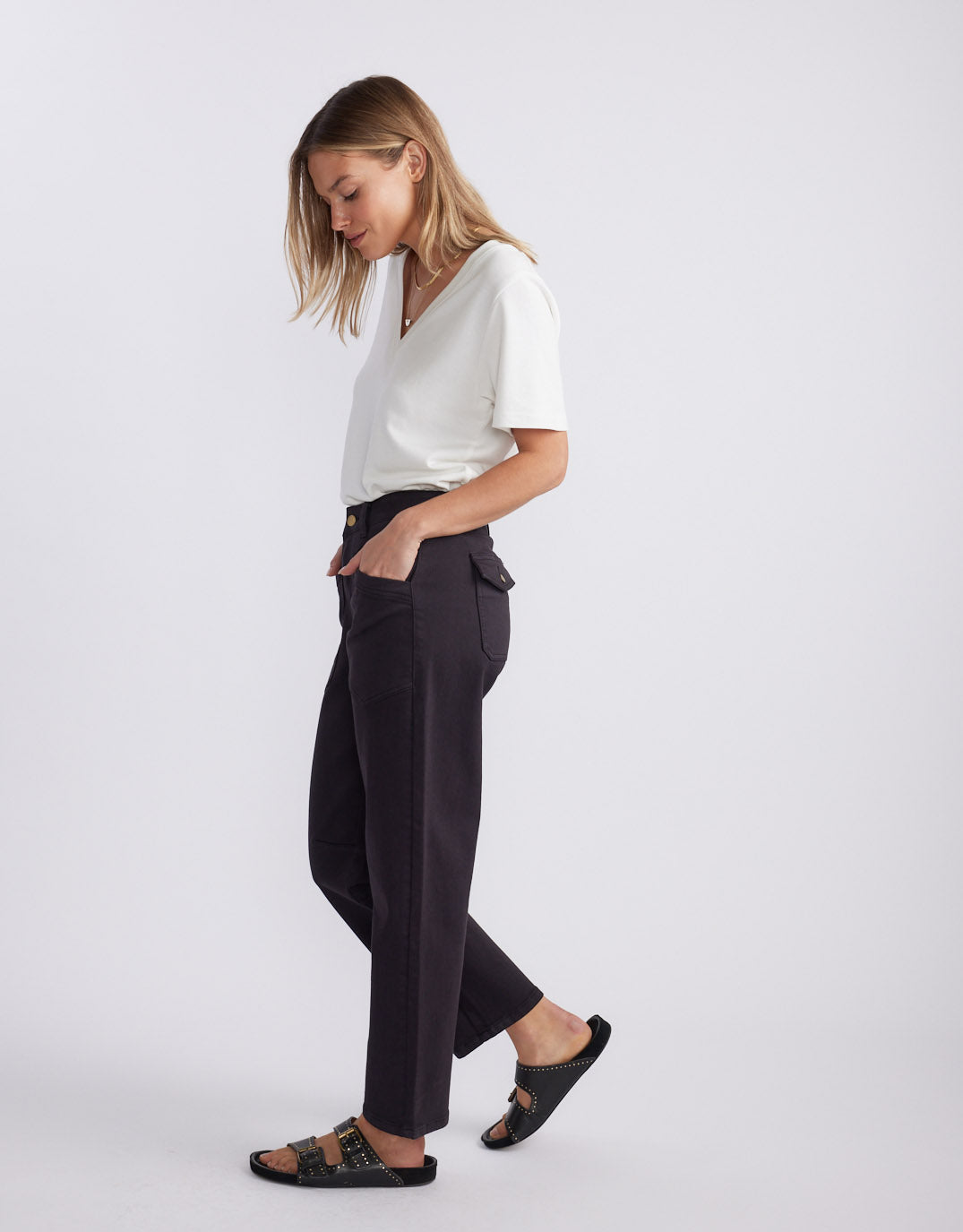 White & Co. Saskia Stretch Cargo Barrel Jean (Washed Black)